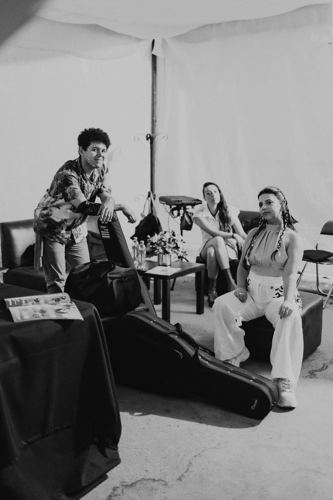 Foto de prensa de Dana Salguero (backstage con la banda)