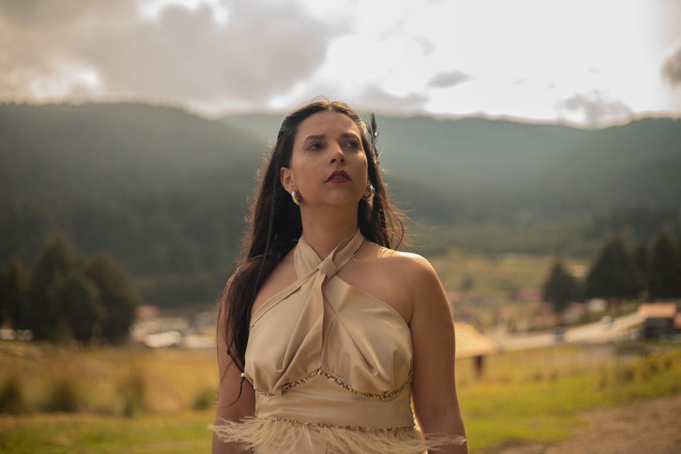 Dana Salguero en la montaña, con vestido color arena