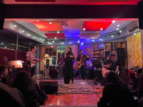 Foto de prensa de Dana Salguero (con banda en Nempla)