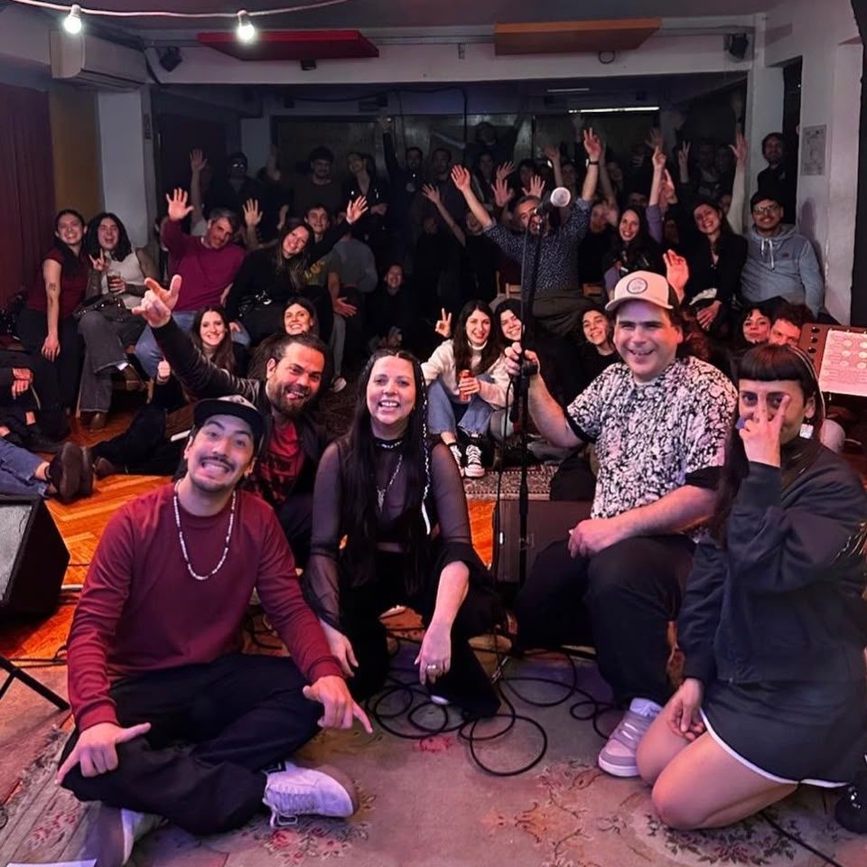 Dana Salguero y su banda con el público en Nempla, Buenos Aires