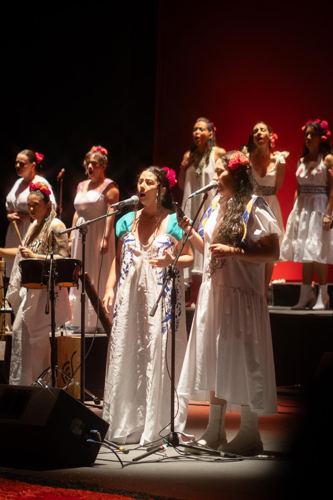 Foto de prensa de Dana Salguero (cantando con El Palomar)