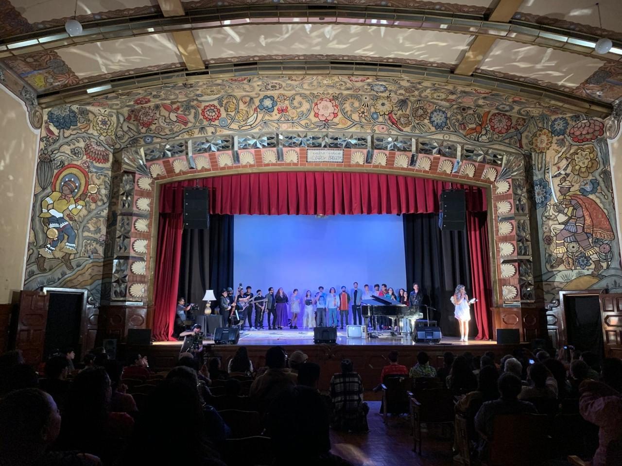 Escenario del Teatro del Pueblo, Ciudad de México, con público