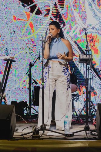 Foto de prensa de Dana Salguero (en vivo en un festival)