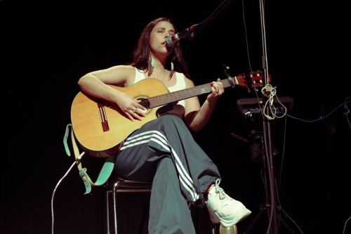 Foto de prensa de Dana Salguero (en vivo con guitarra)