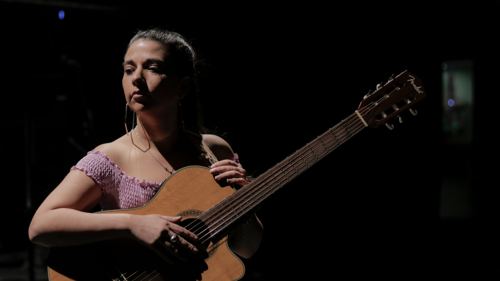 Foto de prensa de Dana Salguero (en vivo con guitarra)