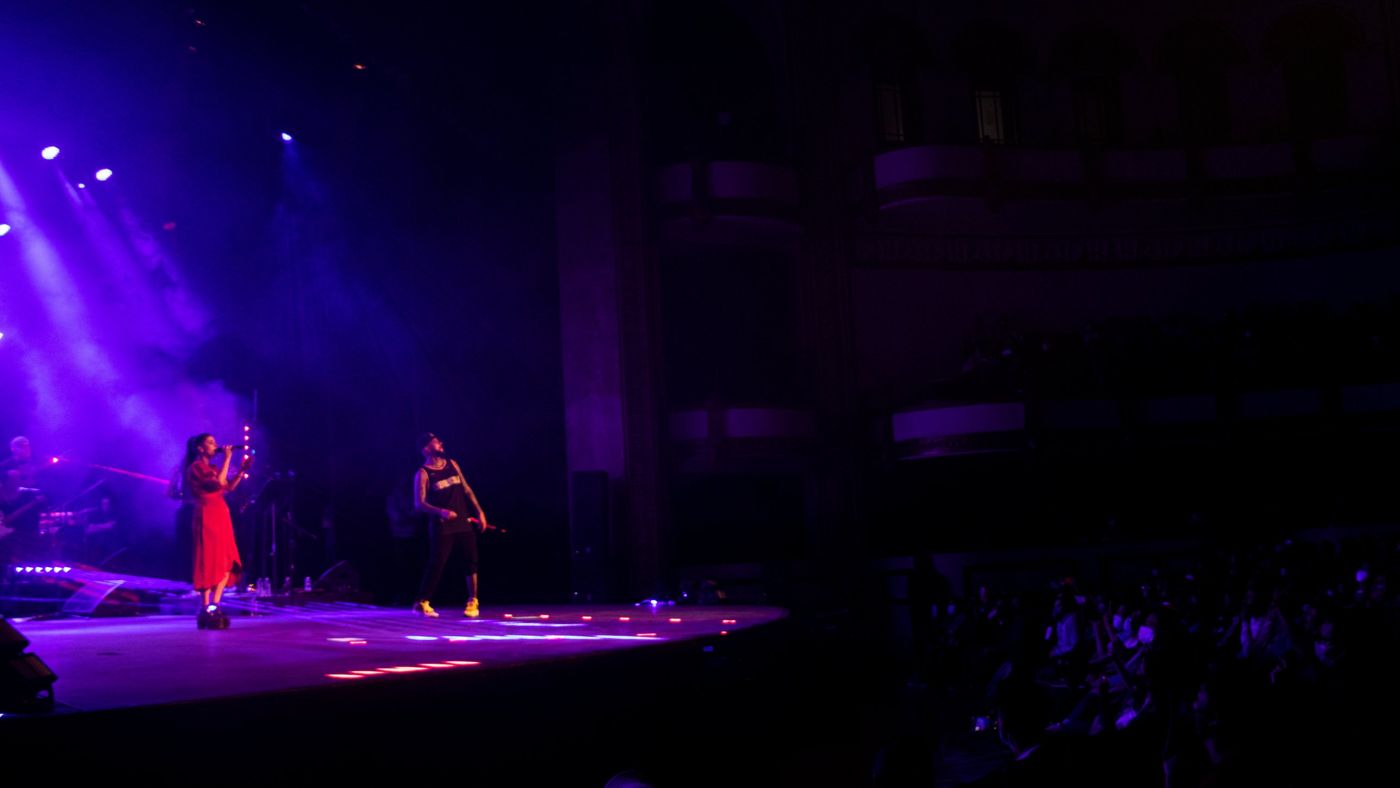 Dana Salguero en vivo en un teatro, con público