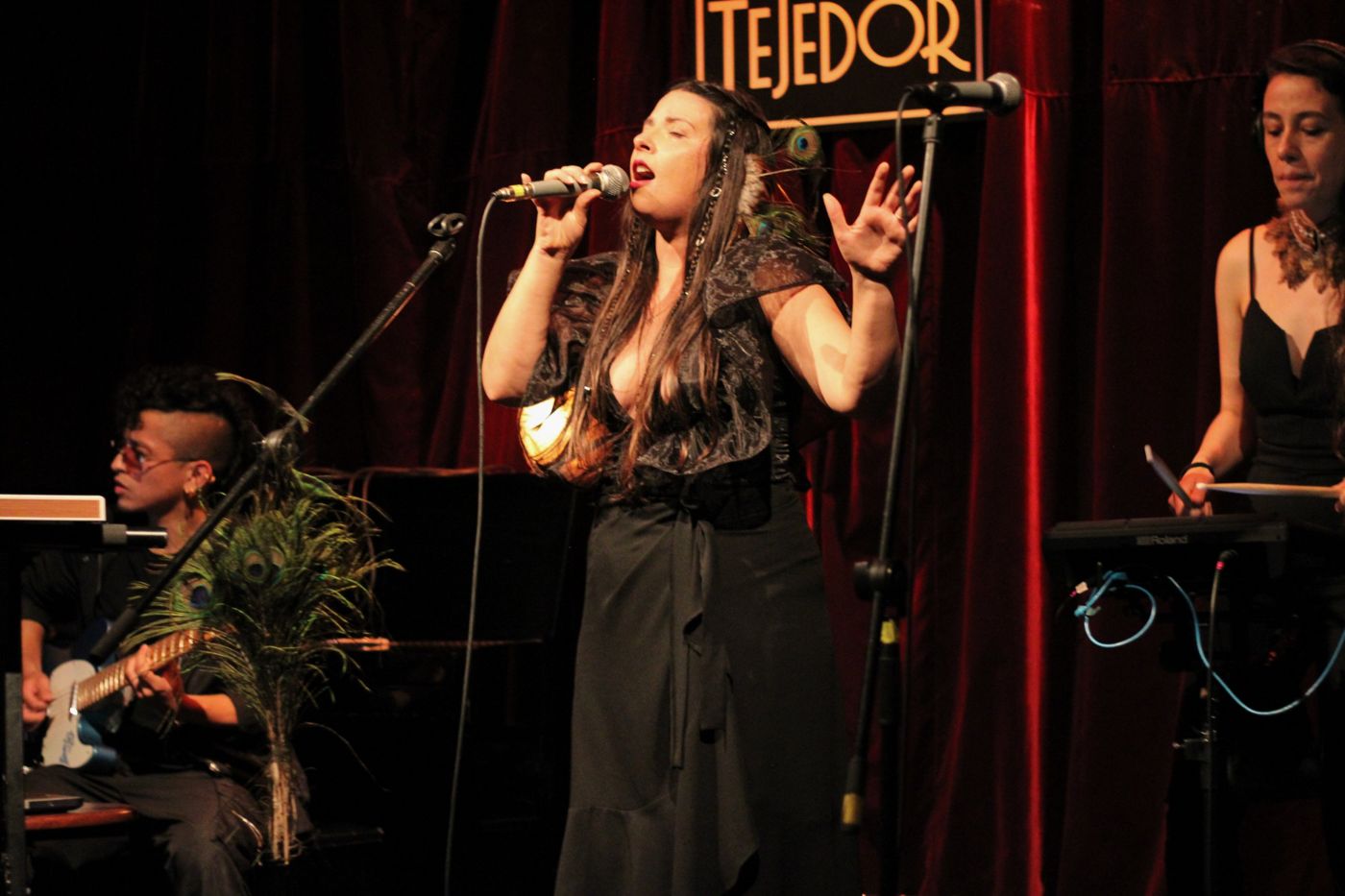 Dana Salguero con banda en el Foro del Tejedor, Ciudad de México